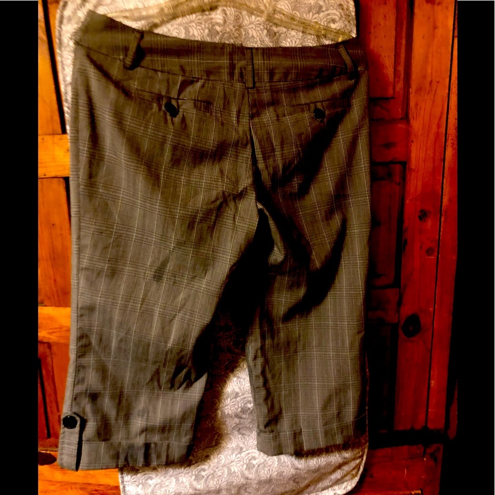 Tracy Evan’s Limited size 7 Peddle pushers, waist 16” across inseam 17”
